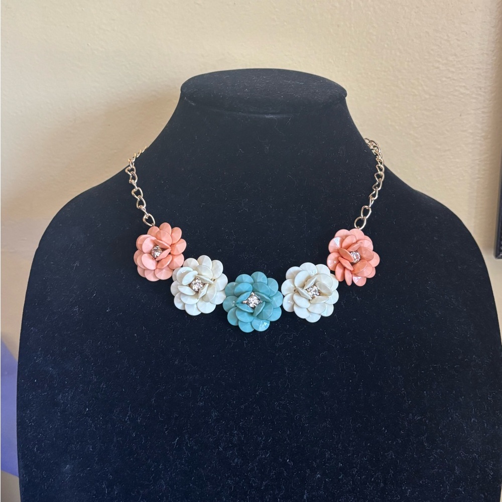 Elegant Multicolor Floral Necklace with Gold Chain
